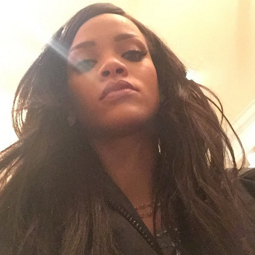 Rihanna tar en selfie. Rihanna tar en selfie.